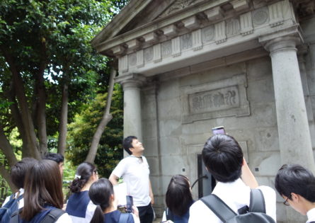 チェックポイント２水準原点 日本の水準測量の基準点を見れる貴重な機会。ここでは地理歴史科・公民科の教員から、水準原点の解説や歴史的な変遷を聞きます。
