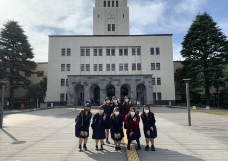 東工大本館前にて