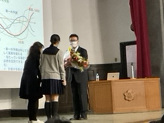 生徒からの花束贈呈