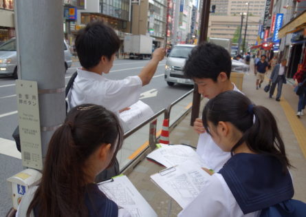 男女混合チームで一日かけて東京を調査します。