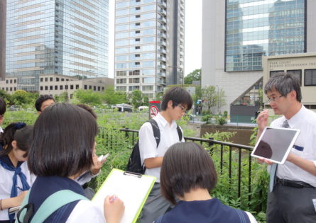 チェックポイント１小石川橋 地理の先生から、現物の前で講義を受けます。