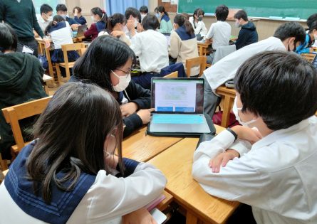 難民が直面する困難を疑似体験するゲーム。ゲームではありますが、内容は全て実話に基づいて作成されています。