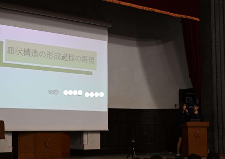 講堂での発表の様子4