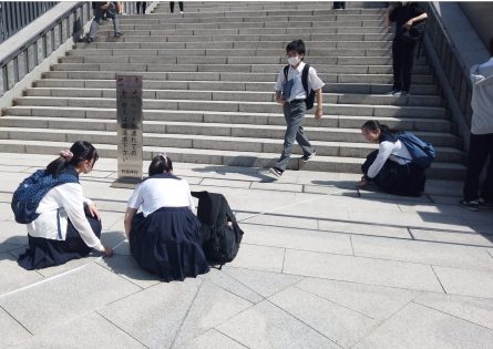 日枝神社の階段で測量
