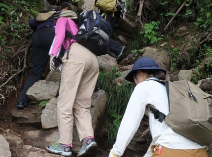 険しい山道を登る