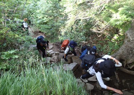 岩場も一歩一歩慎重に登っていきます。