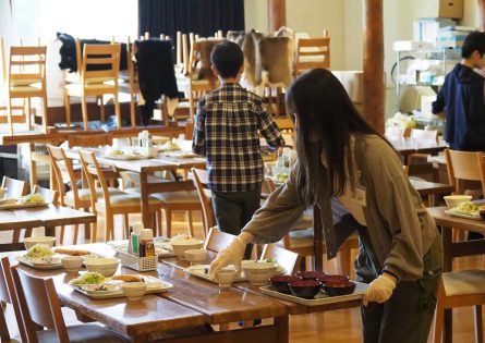 食事係が毎食の準備をします。