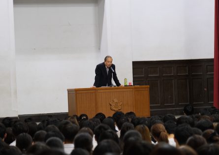 生徒に講演する大使の様子