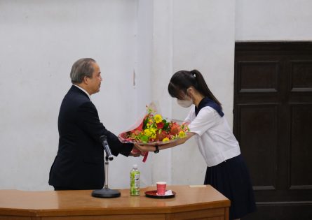 最後には本校生徒からのお礼の言葉と花束がわたされました