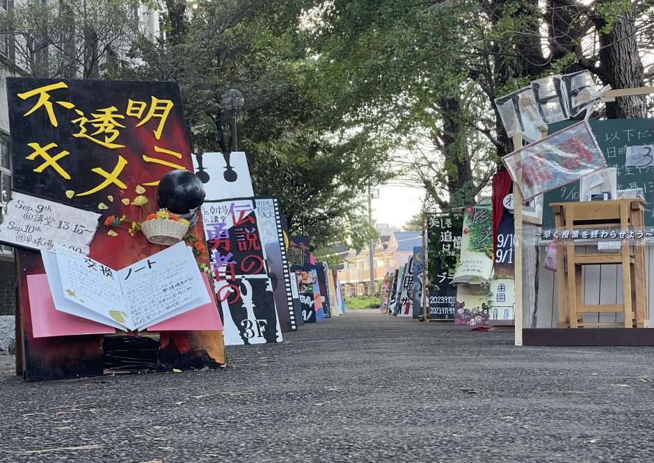 立て看板は各クラス凝られた工夫がいっぱい。