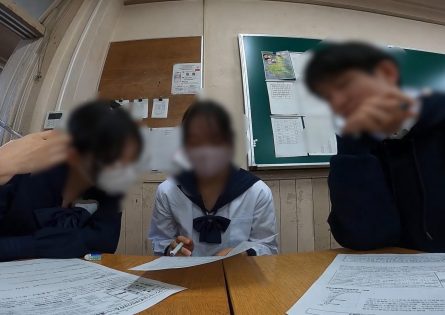 歴史探究の授業　対話的な協調学習を通じて歴史に関する資料を読み解いている様子