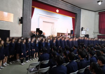 入学祝歌　2年生音楽選択者・合唱部の演奏で新入生を迎えました