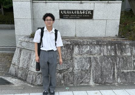 会場校正門にて